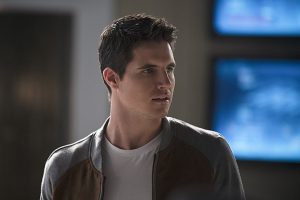 Robbie Amell retorna para The Flash como o vilão Deathstorm!