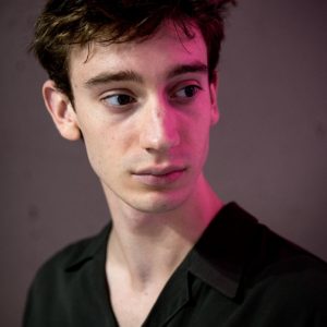 EXCLUSIVO: conversamos com o ator Théodore Pellerin sobre a série “On Becoming a God”, destaque no Globoplay