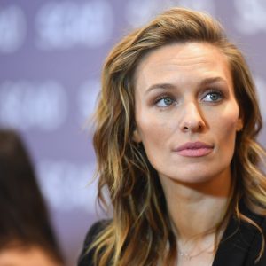 Michaela McManus é confirmada no elenco da 3ª temporada de “You”
