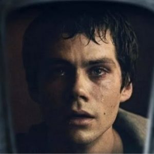 Dylan O’Brien busca por sua amiga desaparecida em trailer de ‘Flashback’