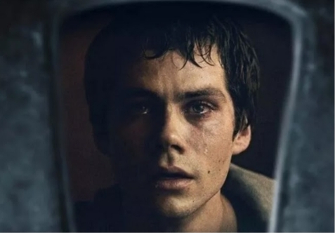 Dylan O’Brien busca por sua amiga desaparecida em trailer de ‘Flashback’