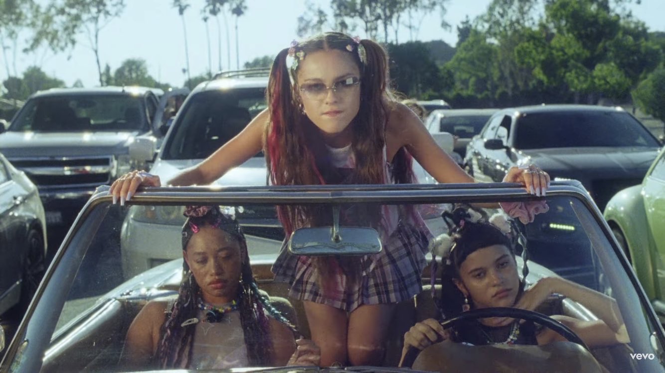 De surpresa: Olivia Rodrigo lança o clipe de sua música ‘Brutal’