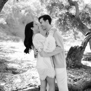 Vem casamento por aí! A atriz Lana Condor anuncia que está noiva