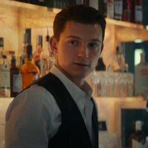 Tom Holland se disfarça de bartender em bar de Londres para papel em ‘Uncharted’