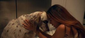 Na foto, Larissa e seu cachorro em cena do novo documentário.