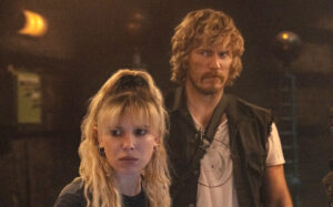 O filme e o jogo de The Electric State se passam em uma versão alternativa dos anos 90, onde humanos e robôs estão em conflito.