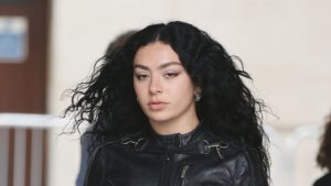 Netflix pode escalar Charli XCX em As Crônicas de Nárnia