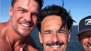 Rodrigo Santoro e Alan Ritchson surgem juntos em primeira foto