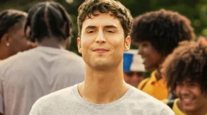 Protagonista Benny observa o campus em cena de Muito Esforçado