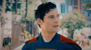 David Corenswet como Superman olhando para o alto em cena do novo trailer