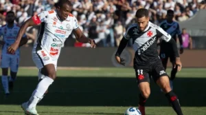 Imagem do time do Vasco e Operário-PR em uma partida de futebol