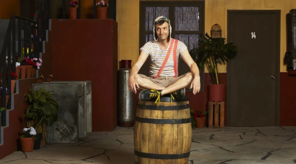 Quando saem os novos episódios de Chespirito: Sem Querer Querendo? Série sobre o criador de Chaves Ator caracterizado como Chaves sentado sobre o barril na série Chespirito: Sem Querer Querendo