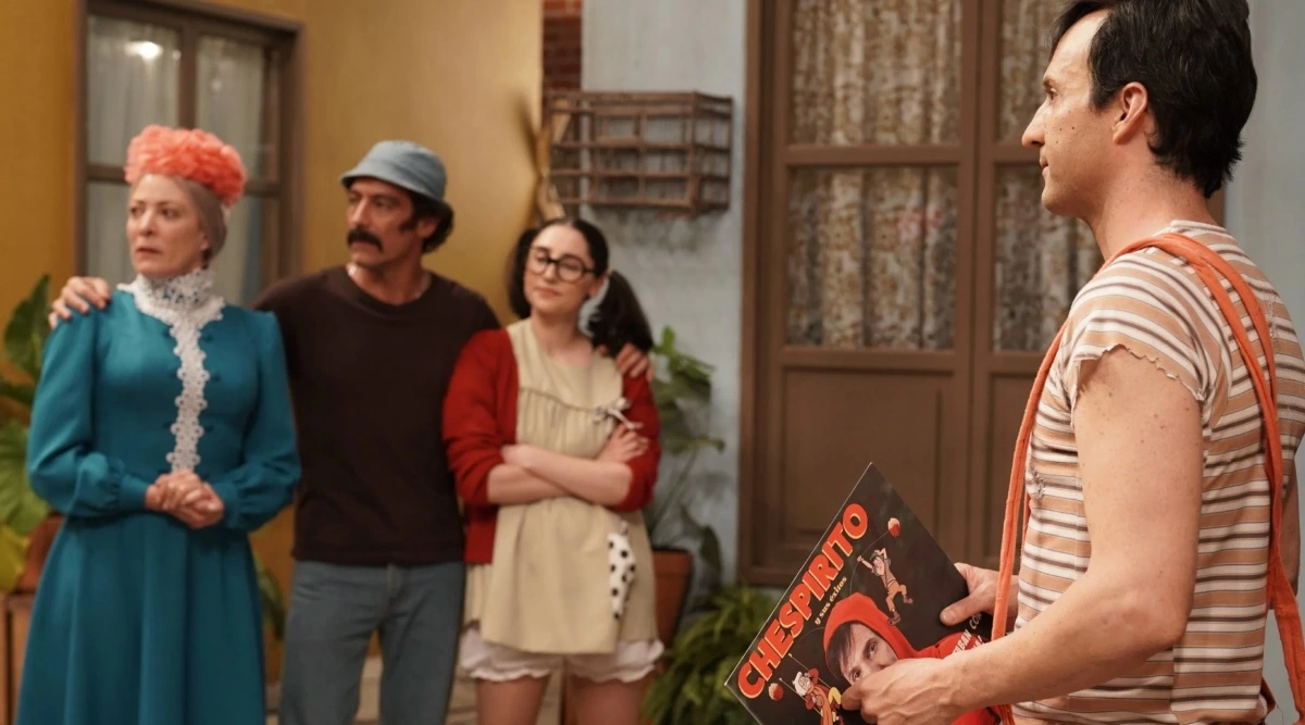 Elenco caracterizado como Dona Clotilde, Seu Madruga, Chiquinha e Chaves na série Chespirito: Sem Querer Querendo, da Max