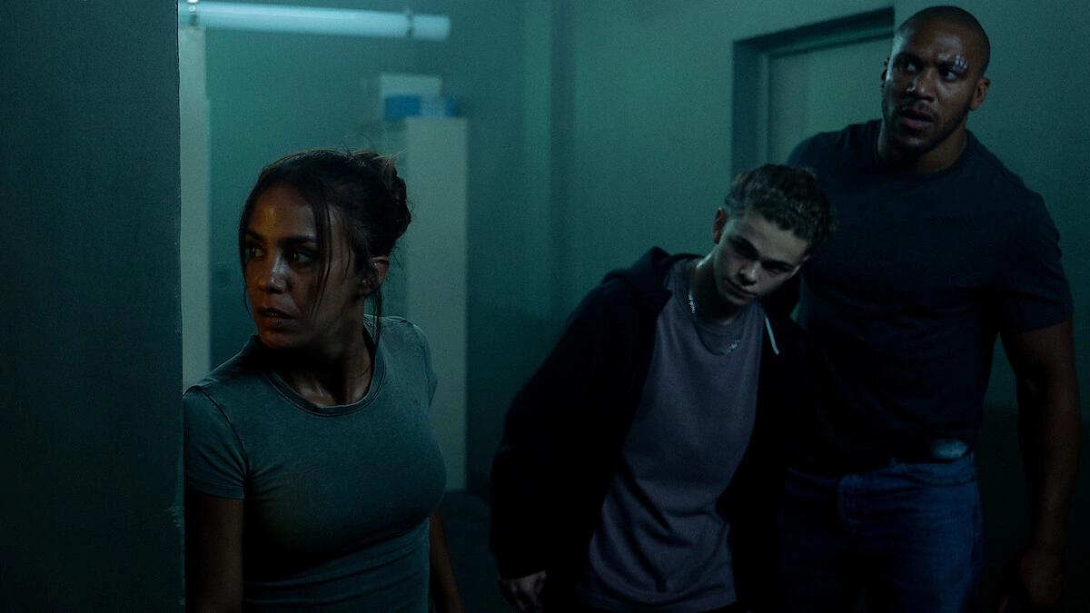 Bastien, Léo e Kenza juntos na delegacia no final do filme K.O., da Netflix