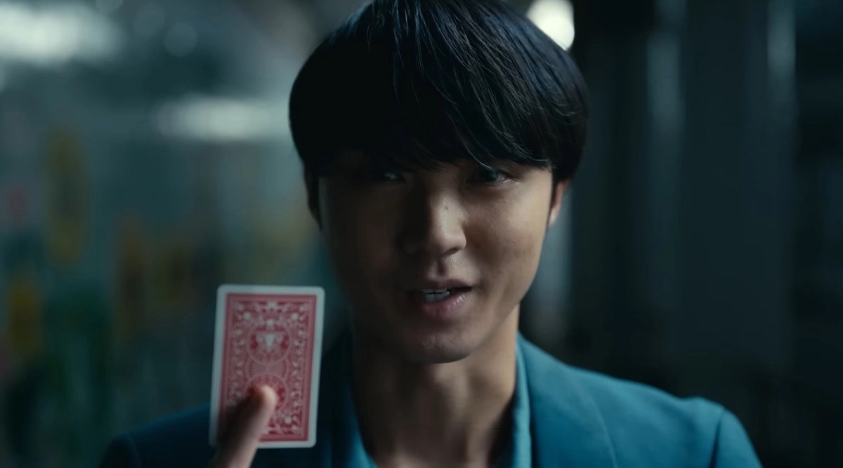 Personagem segura carta de baralho vermelha em Alice in Borderland 3