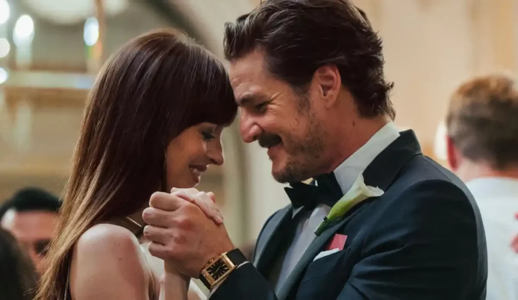 Pedro Pascal e Dakota Johnson em cena no filme Amores Materialistas