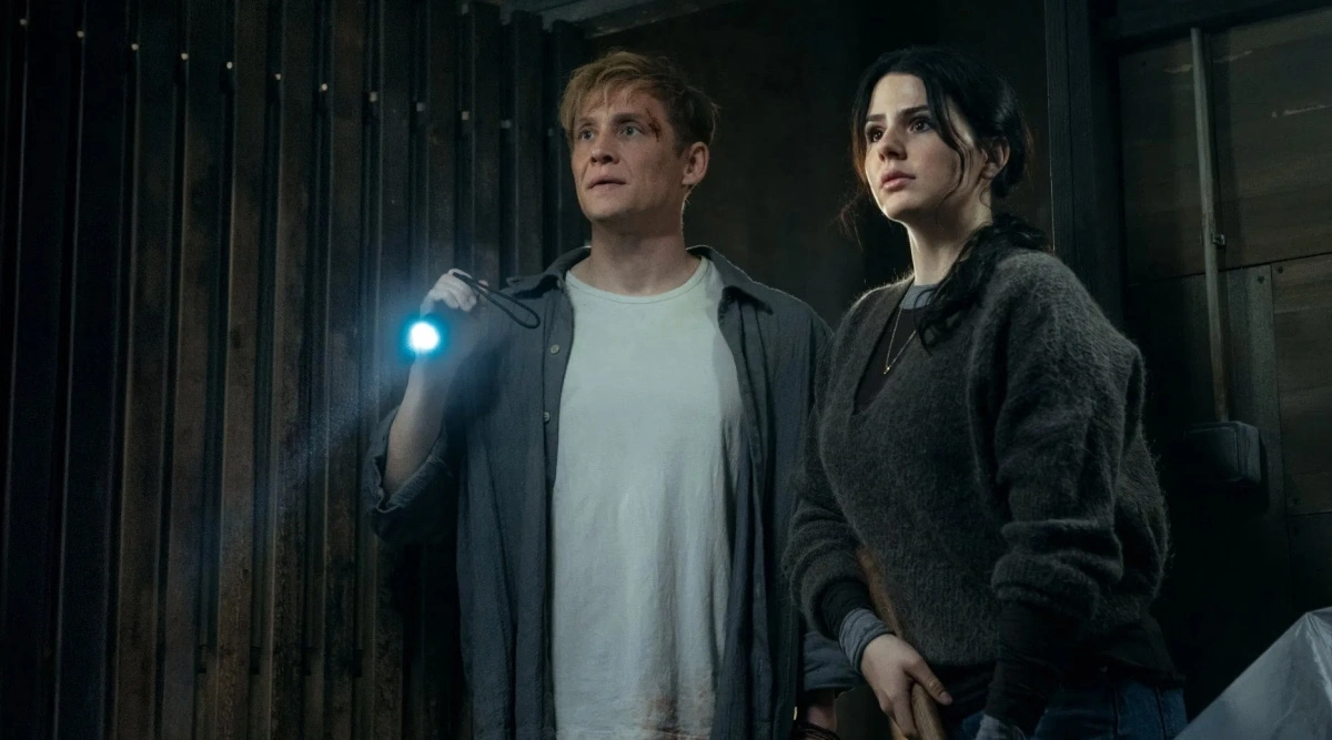 Cena de Brick da Netflix mostra personagens com lanterna em ambiente escuro