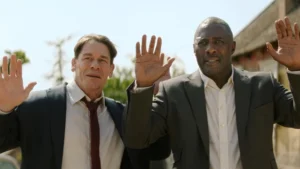Idris Elba e John Cena com as mãos erguidas em cena de Chefes de Estado