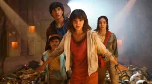 Dora protegendo os amigos em sala cheia de armadilhas e ouro, cena do filme Dora e a Busca pelo Sol Dourado