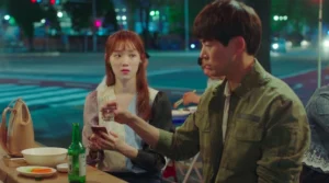 Casal conversa em restaurante ao ar livre na série sul-coreana Questão de Tempo