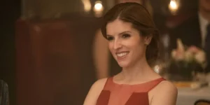 Anna Kendrick sorrindo em cena da série Love Life