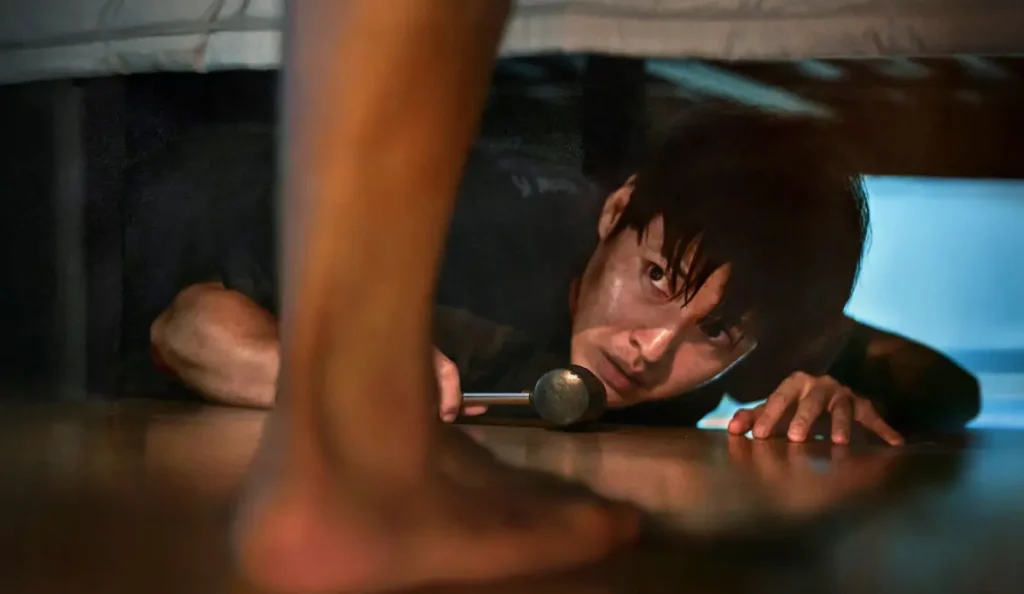 A tensão psicológica domina Woo-sung em cena do filme Meus 84 m²