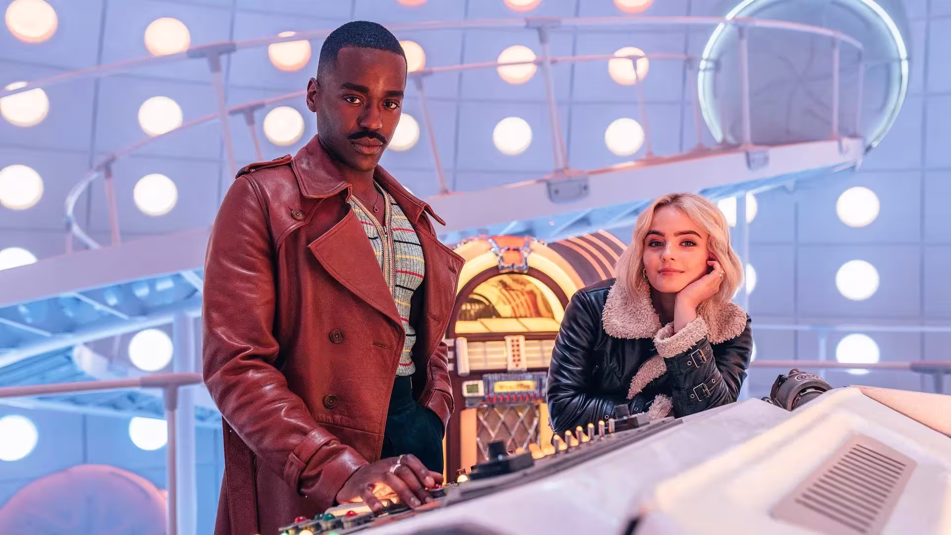 Ncuti Gatwa e Millie Gibson no set da série Doctor Who