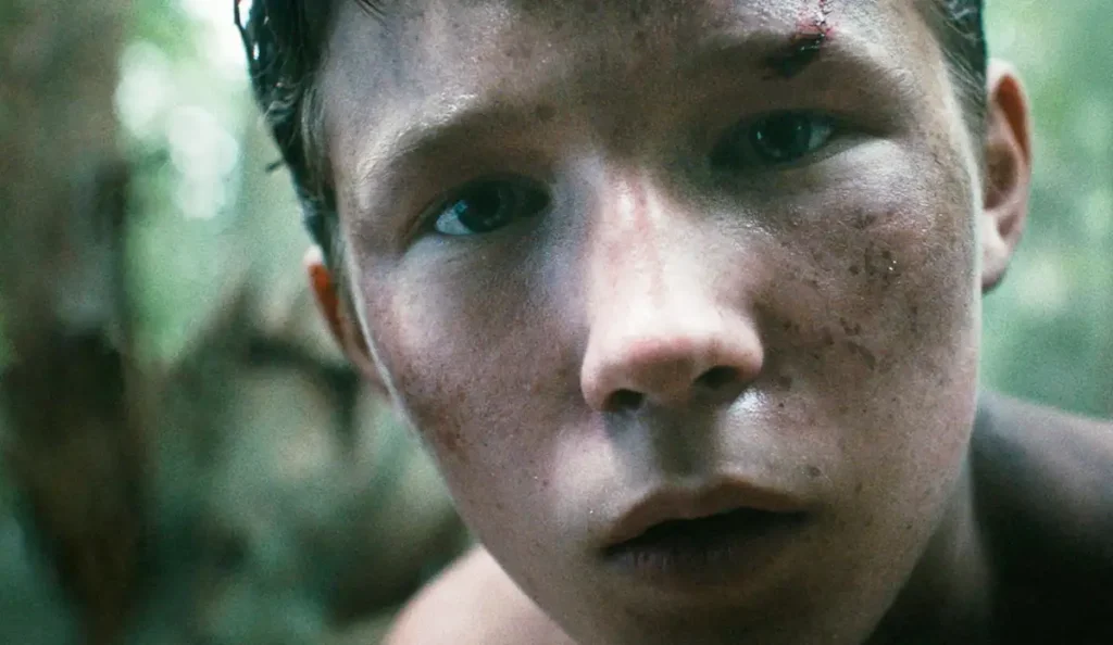 Donn Fendler (Luke David Blumm) em cena no filme Perdido na Montanha