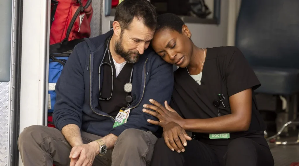 Spin-off de The Pitt? CEO da HBO fala sobre futuro da série e possibilidade de expansão Dois médicos sentados na ambulância em cena emocional de The Pitt