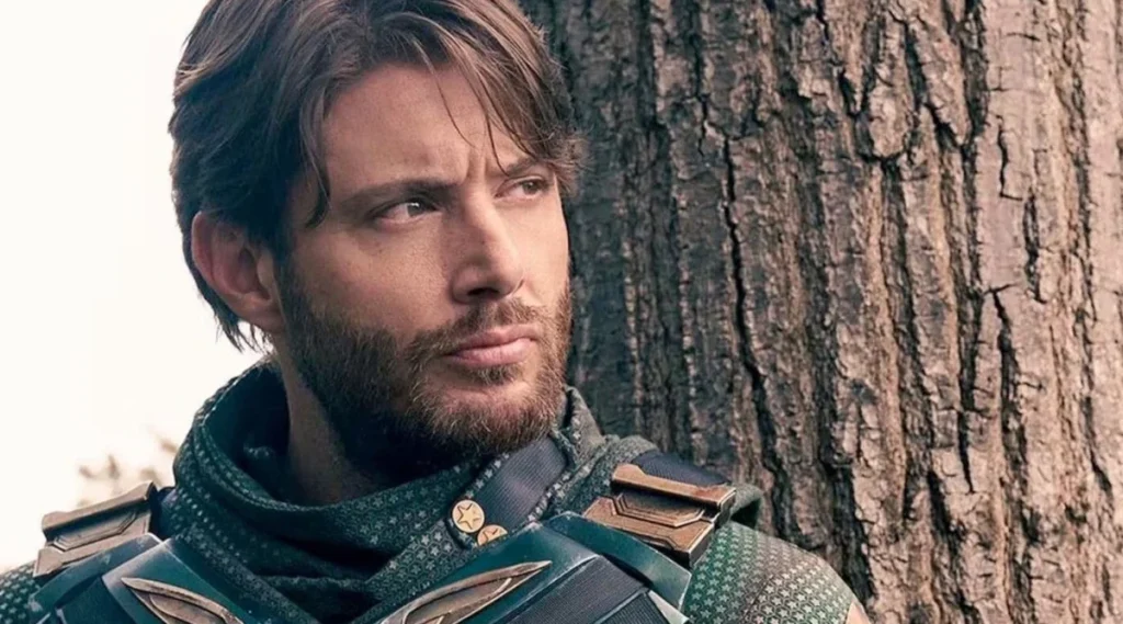 Vought Rising: Jensen Ackles confirma início das gravações do spin-off de The Boys Jensen Ackles como Soldier Boy encostado em árvore na série The Boys