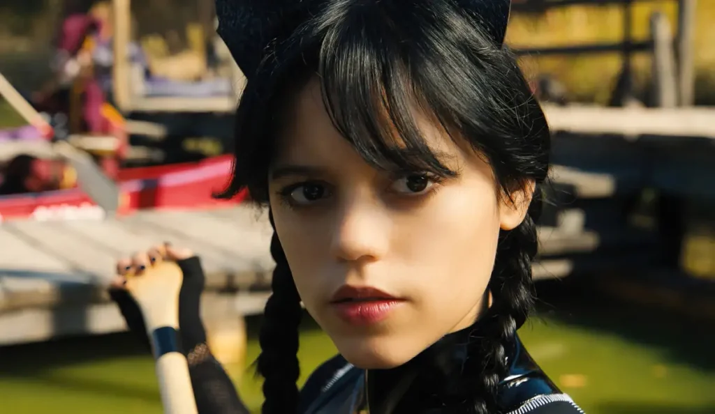 A atriz Jenna Ortega como Wandinha na série da Netflix