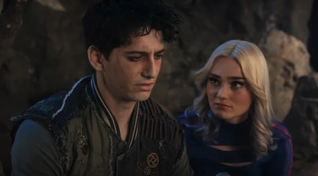 Zed e Addison em cena emocional no final de Zombies 4