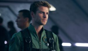 Liam Hemsworth caracterizado como Jake Morrison em cena de Independence Day: O Ressurgimento