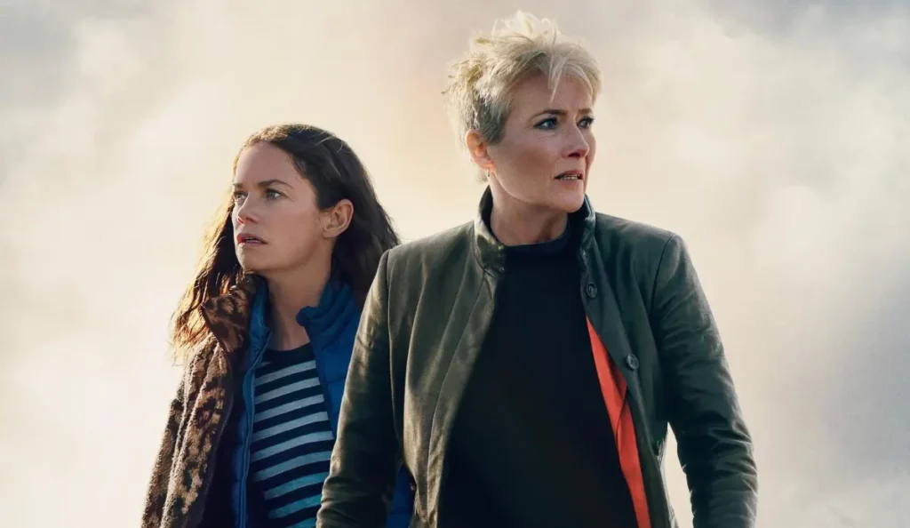 Mistério em Cemetery Road: tudo sobre a nova série da Apple TV+ com Emma Thompson Emma Thompson e Ruth Wilson em cena de Mistério em Cemetery Road, série de suspense da Apple TV+