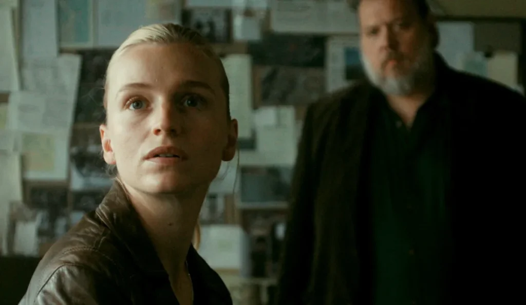 Cena mostra Tea disfarçada como joalheira durante investigação secreta na série A Agente