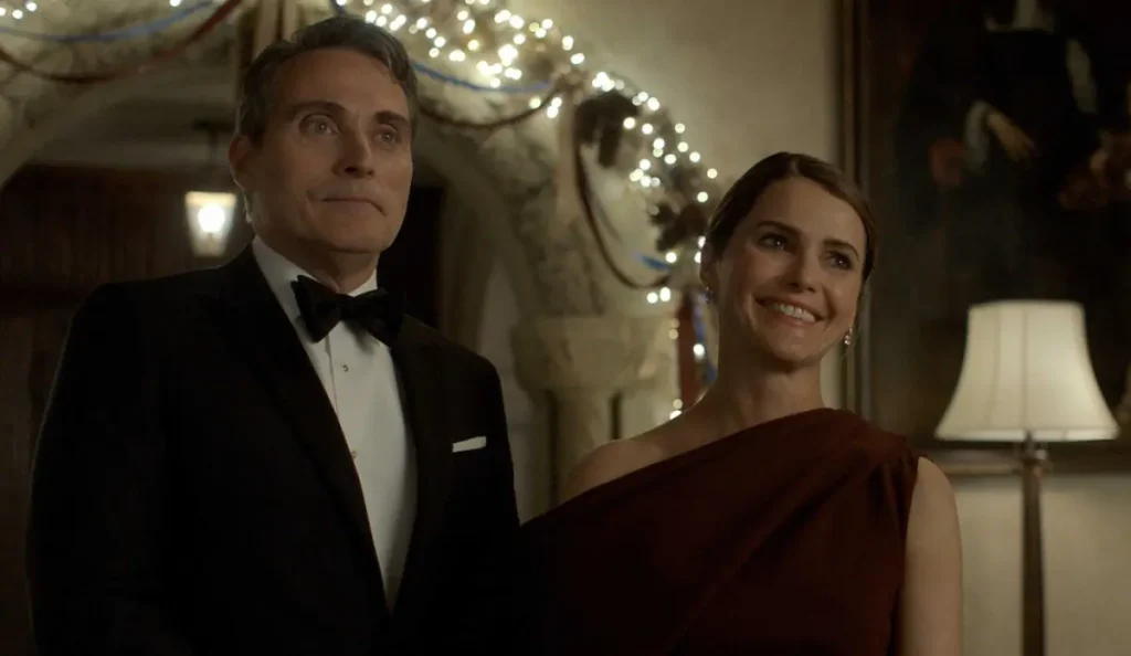 Rufus Sewell e Keri Russell em cena da 3ª temporada de A Diplomata