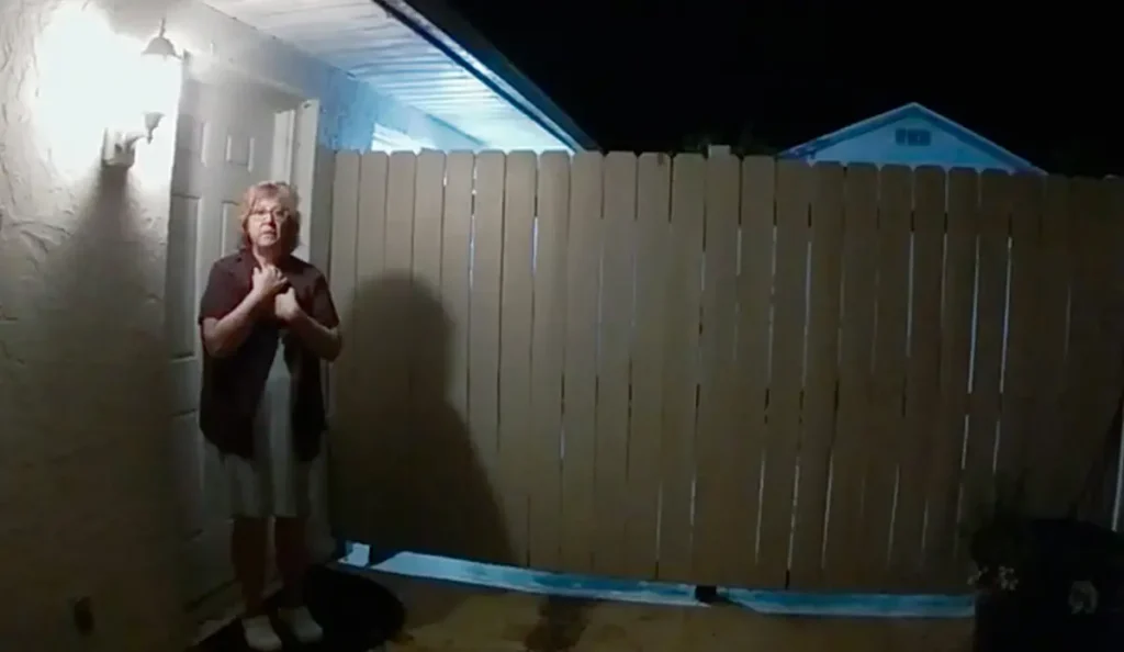 Policiais com câmeras corporais aparecem em A Vizinha Perfeita, documentário que mostra o caso real de AJ Owens na Flórida