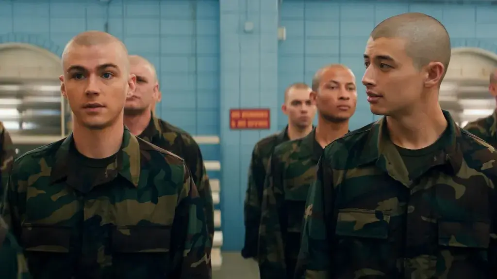 Boots final explicado: o que significa a decisão de Cameron no drama militar da Netflix Imagem da série Boots, sucesso da Netflix