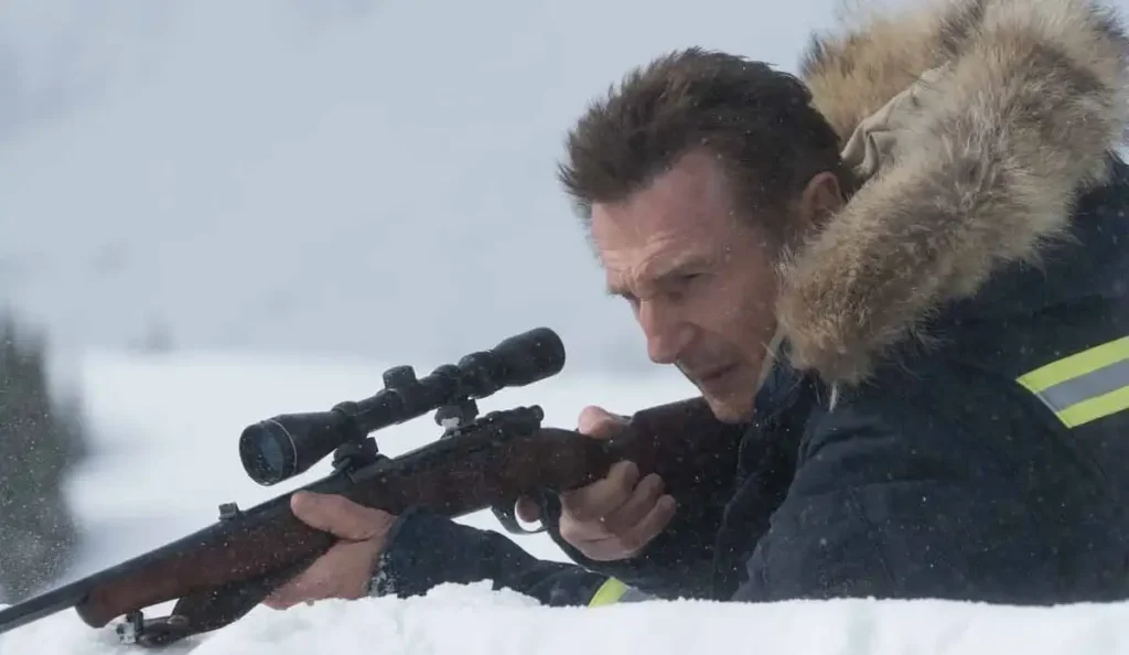 Liam Neeson como Nels Coxman em cena na estrada congelada no filme Vingança a Sangue Frio