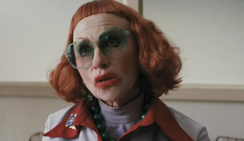 Amy Madigan como Tia Gladys, a personagem misteriosa que esconde um passado sombrio em A Hora do Mal.