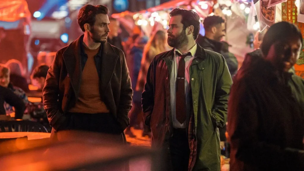 Sam Claflin e colega de elenco em cena noturna investigando segredos familiares na série Harlan Coben: Lázaro do Prime Video