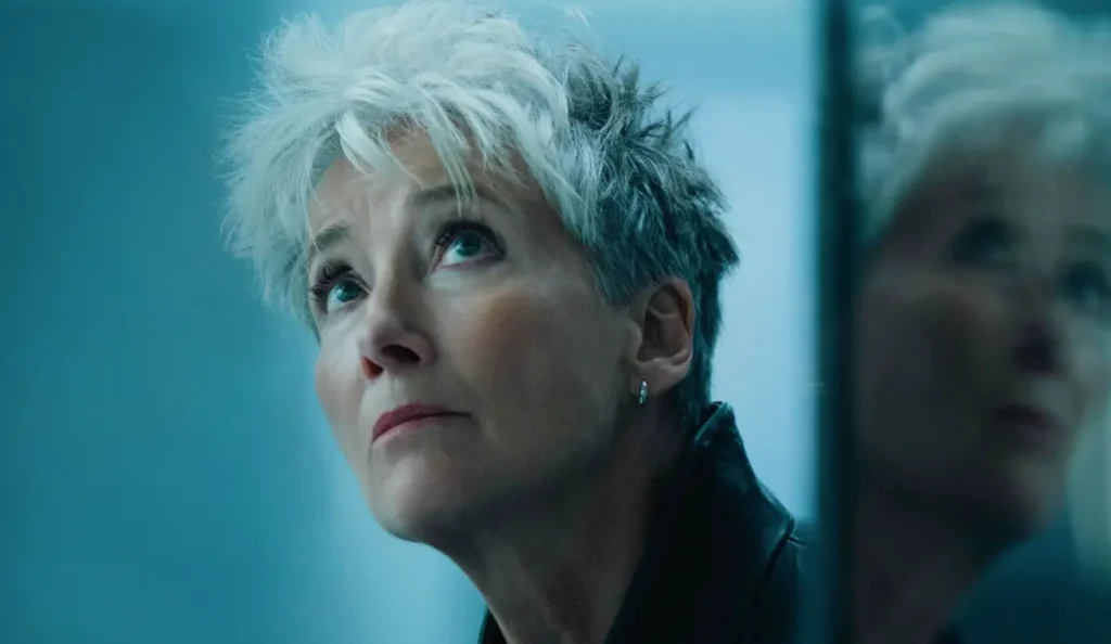 Mistério em Cemetery Road: o calendário dos próximos episódios da série da Apple TV Emma Thompson como Zoë Boehm em cena da série Mistério em Cemetery Road