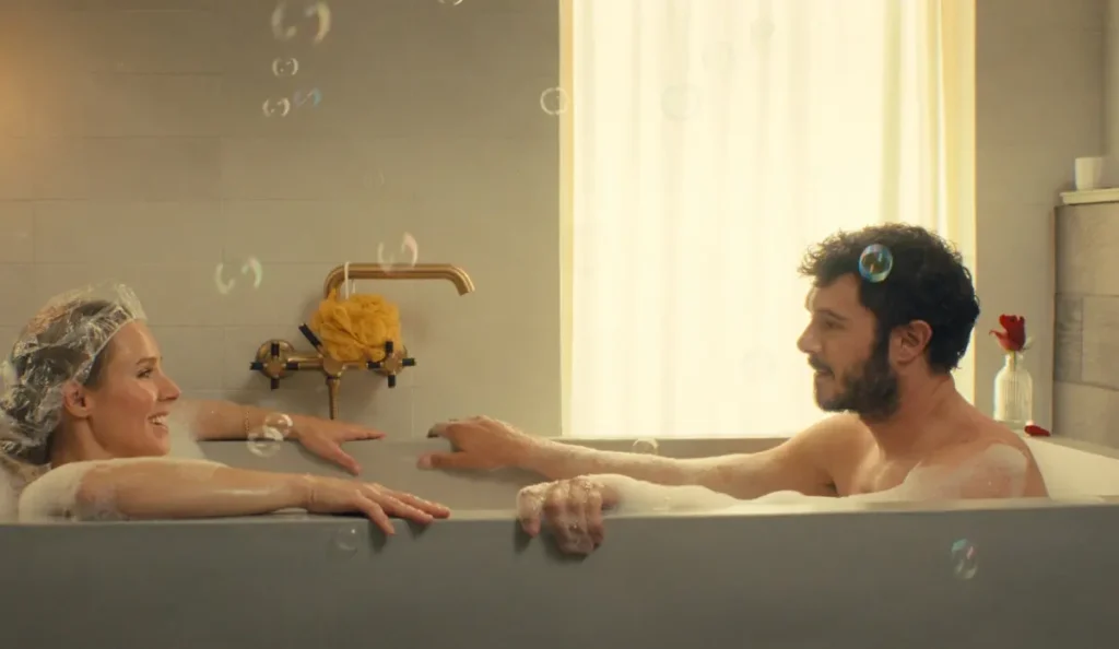 Kristen Bell e Adam Brody na banheira em cena da série Ninguém Quer da Netflix