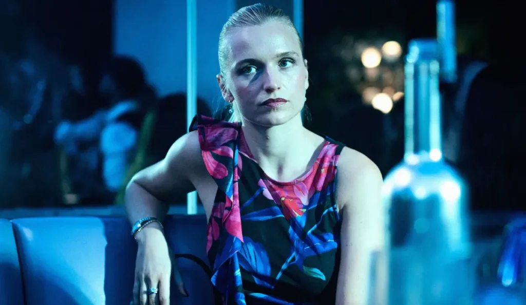 Protagonista Tea, interpretada por Clara Dessau, em cena da série A Agente da Netflix