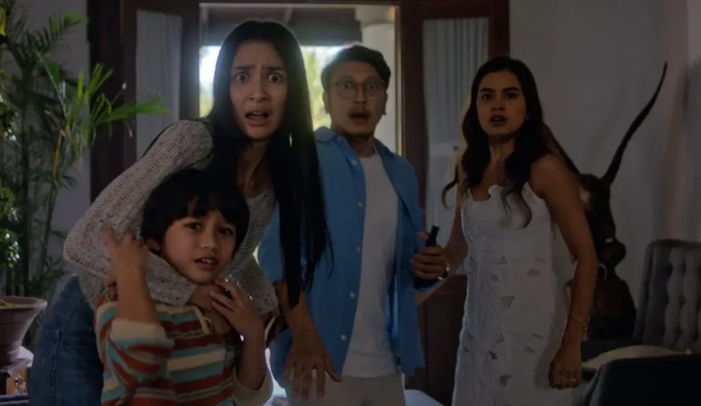 Cena de O Elixir mostra habitantes de uma vila indonésia enfrentando um surto zumbi causado por um elixir misterioso.