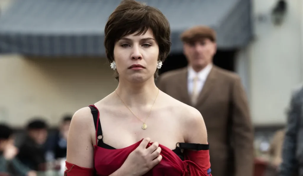 Personagem investiga cenas de crime em floresta escura na série O Monstro de Florença da Netflix