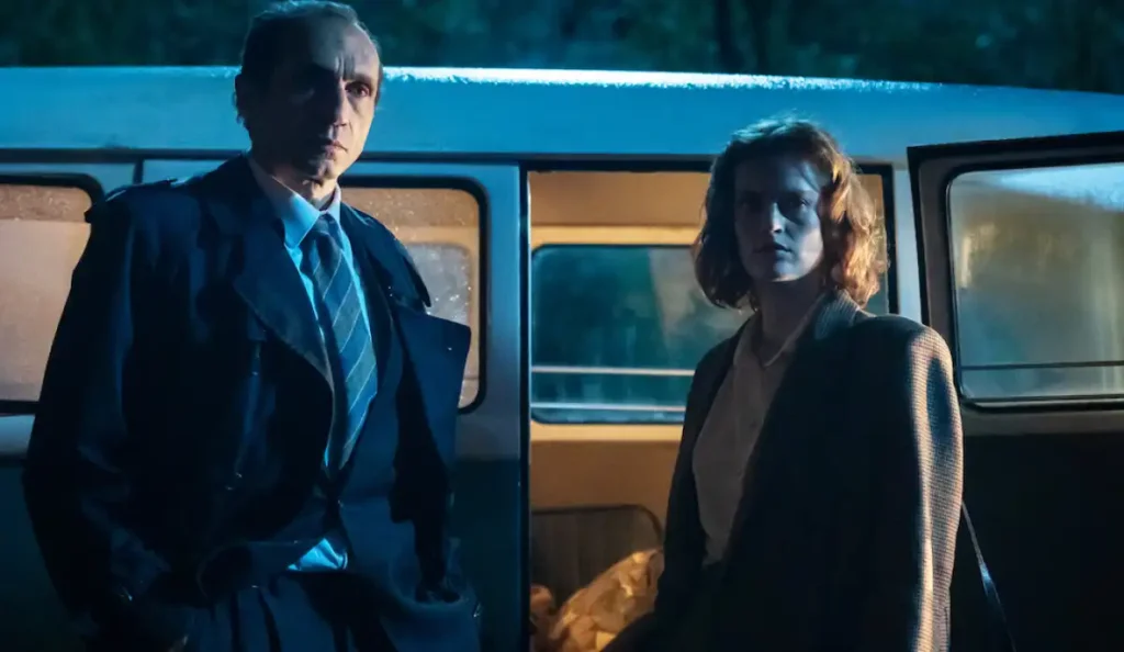 Investigador examina documentos em cena da série O Monstro de Florença, produção original da Netflix.