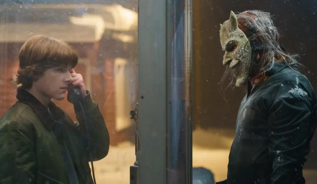 Ethan Hawke em cena como o Sequestrador, observando Finney