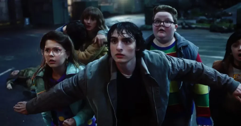 Personagens principais de Stranger Things observam algo assustador em cena da quinta temporada da série da Netflix.