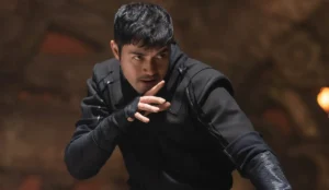 Henry Golding em cena de luta intensa como Snake Eyes, cercado por guerreiros do clã Arashikage.